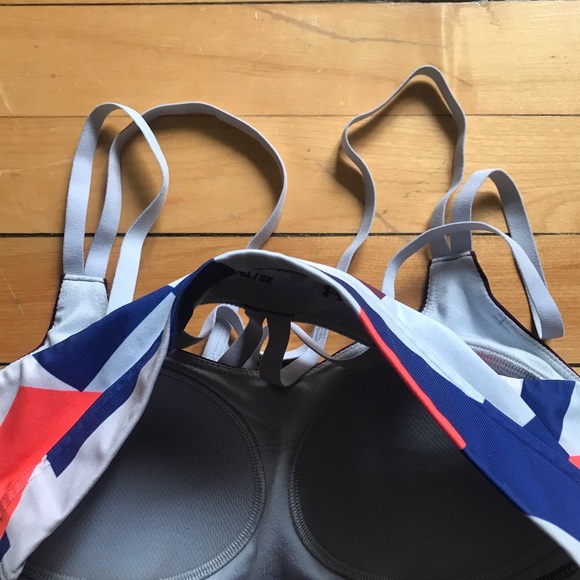 Under Armor Women’s strappy Sport bra - Picture 5 of 5
